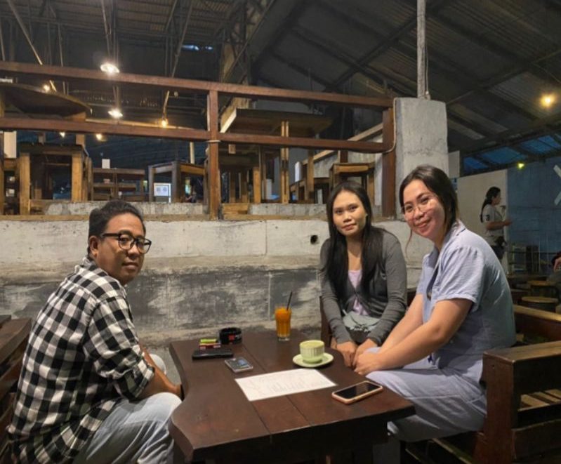 PENGABDIAN MASYARAKAT DAN ASAH KEPEMIMPINAN MAHASISWA DI UMKM PENGABDIAN MASYARAKAT DAN ASAH KEPEMIMPINAN MAHASISWA DI UMKM